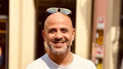 عزيز الشافعي عن تامر حسني: المطرب الوحيد اللي زحلقني (فيديو)