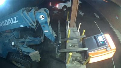 لصان يخلعان ماكينة صراف آلي من مكانها ومفاجأة صادمة في انتظارهما (فيديو) 