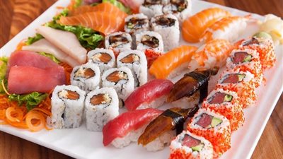 طريقة عمل السوشي الياباني في المنزل بخطوات سهلة