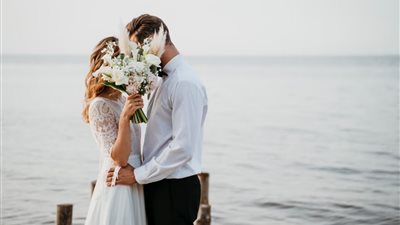 6 علامات تكشف إعجاب الرجل بالمرأة أغربها «كبر حجم الأنف»