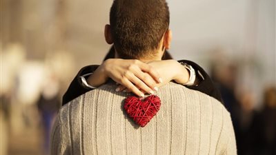 7 علامات تؤكد حب زوجك لكِ أهمها «استعادة الذكريات»