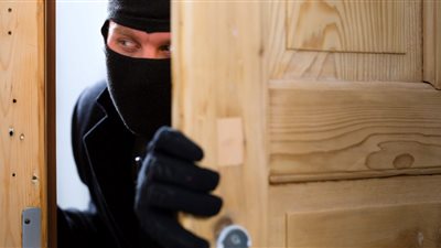 تفسير حلم السارق المجهول في المنام للمرأة المتزوجة والحامل والمطلقة 