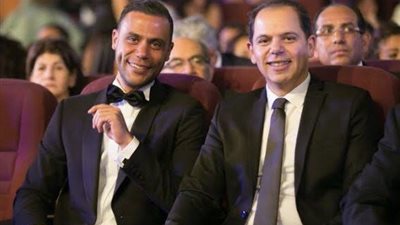محمد إمام يقبل يد شقيقه رامي ويشعل تعاطف الجمهور بعد «أبو نسب» (فيديو)