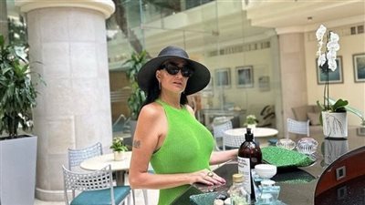 غادة عبد الرازق تفاجئ جمهورها بإطلالة مثيرة مع بطن مكشوف وخصر منحوت (صور)