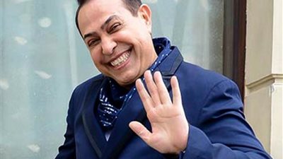 ضحكة حكيم في عزاء أحمد الشوكي تشعل الجدل (فيديو)