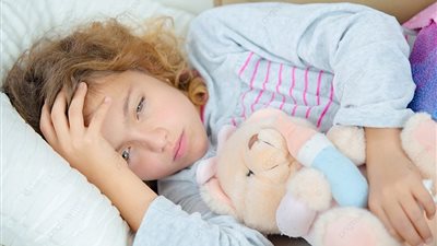 4 أمراض تصيب الأطفال في الصيف أخطرها التهاب السحايا