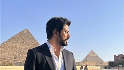 بوراك أوزجيفيت يُحير جمهوره بعد ظهوره في الأهرامات