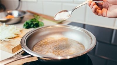 3 وصفات لتنظيف الأواني المحترقة خلال دقائق