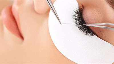 هل يجوز للنساء استخدام الرموش الصناعية؟ دار الإفتاء تُجيب