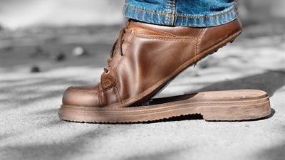 تفسير حلم الحذاء المقطوع في المنام علامة على فسخ خطوبتك