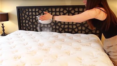 7 خطوات لتنظيف مرتبة السرير بسهولة 