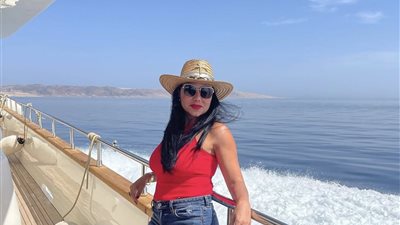 رانيا يوسف تثير الجدل بإطلالة جريئة بالهوت شورت (صور)