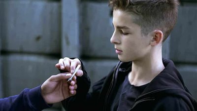 دراسة: تدخينك في المراهقة يصيب أطفالك بسرطان الرئة 