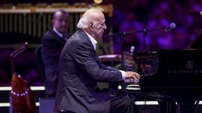 التفاصيل الكاملة لانسحاب عمر خيرت من حفله و«هكذا علق»