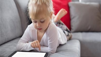 5 مخاطر لشاشة الموبايل على صحة الأطفال 