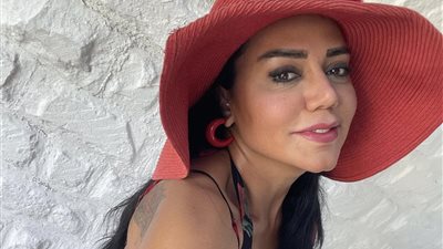 صور رانيا يوسف بالأحمر الناري تشعل الساحل الشمالي