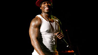 فيفتي سنت يلقي الميكروفون على مذيعة ويصيبها في رأسها (فيديو)