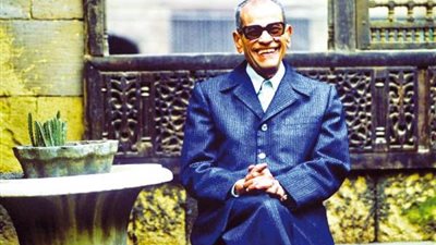 نجيب محفوظ في عيون الأدباء ودور «أولاد حارتنا» في تهديد سلامته