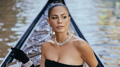 التركية ديميت أوزدمير تشعل مهرجان فينسيا السينمائي بإطلالات مثيرة (صور)  