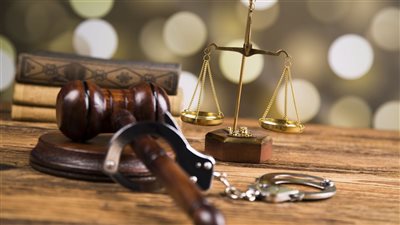 تعرفي على عقوبة عشيقين بعد إلقاء طفلتهما بالقمامة