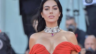 جورجينا رودريجز تخطف الأنظار بالأحمر الناري في مهرجان البندقية