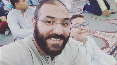 نشطاء يتضامنون مع الداعية أمير منير: «الغاوي ينقط بطاقيته»