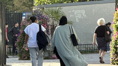 عشرات الطالبات يتحدين قرار فرنسا بمنعهن من دخول المدارس بالعباءة