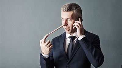 5 علامات تكشف كذب زوجك عليكي «لغة الجسد هتفضحه»