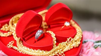 هل يجوز للرجل أن يأخذ شبكة زوجته رغما عنها؟ الإفتاء تُجيب