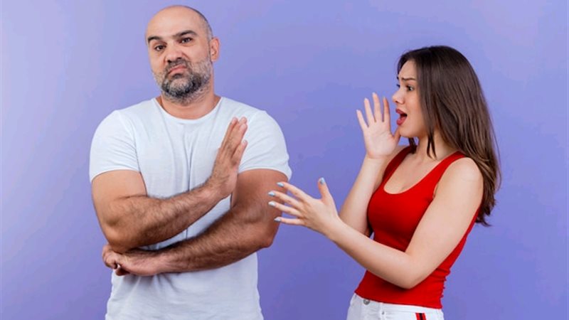 علاقة عاطفية غير
