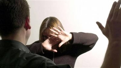 علامات وقوعك ضحية عنف في علاقتك العاطفية «السيطرة والنقد المستمر» 