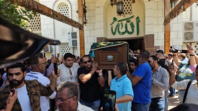 تشييع جثمان الفنانة كريمان وسط غياب نجوم الفن (صور)