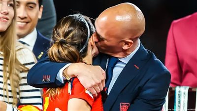 رئيس الاتحاد الإسباني بعد استقالته: القبلة مع لاعبة المنتخب كانت برضاها