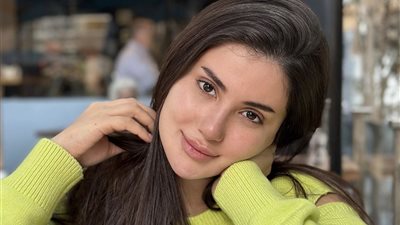 هدى الإتربي تسحر القلوب بفستان أسود جريء (صور)