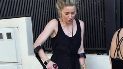 آمبر هيرد تتصدر التريند بعد ظهورها بعكازين في شوارع مدريد