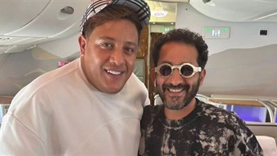 حمو بيكا مع أحمد حلمي ومنى زكي بالطائرة: «بص شوف الحركة دي» (صور)