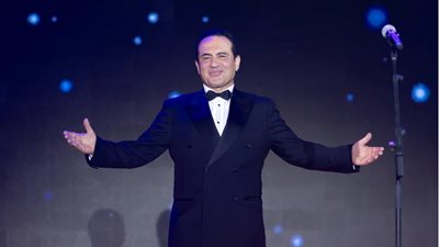 نجل محمد ثروت يفاجئ والده على مسرح حفل الزمن الجميل بالسعودية