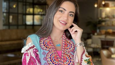 السعودية دانية شافعي تسحر القلوب بفستان تراثي في حفل زفافها (صور)