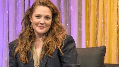 نجمة هوليوود درو باريمور تبكي على الهواء وتعتذر لهذا السبب (فيديو)