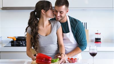 مواليد 4 أبراج يشاركون زوجاتهم طهي الطعام 