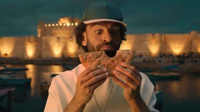 محمد صلاح يأكل الكشري والحوواشي بإعلان بيبسى الجديد (فيديو)