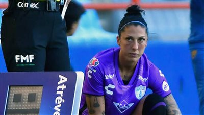 ثورة عارمة للاعبة جيني هيرموسو بعد أزمة القبلة المثيرة