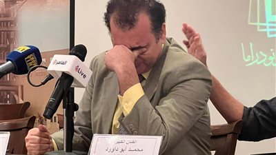 سر بكاء رئيس مهرجان القاهرة الدولي للمولودراما