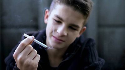 ماذا تفعل الأم إذا اكتشفت أن ابنها يُدخن؟ 