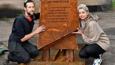 تكريم محجبات بريطانيا بتمثال ضخم للفنان لوك بيري