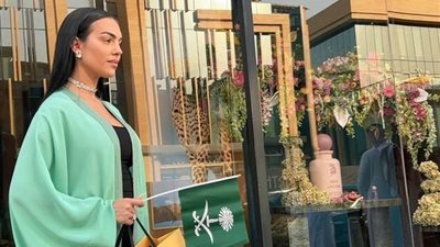 جورجينا رودريجيز تحتفل باليوم الوطني بعباءة على لون علم السعودية (صور)