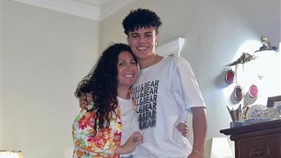 هل الفنان أحمد عصام ابن الاستايلست ريم العدل؟ والدها يوضح