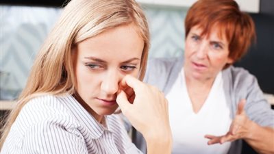 حماتي سليطة اللسان.. كيف أتعامل معها؟