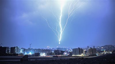 البرق يضرب برج الساعة بمكة المكرمة «لقطات مذهلة» (فيديو)