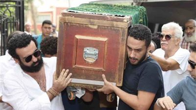 انهيار والدة أحمد سامي العدل أثناء تشيع جثمانه (صور)